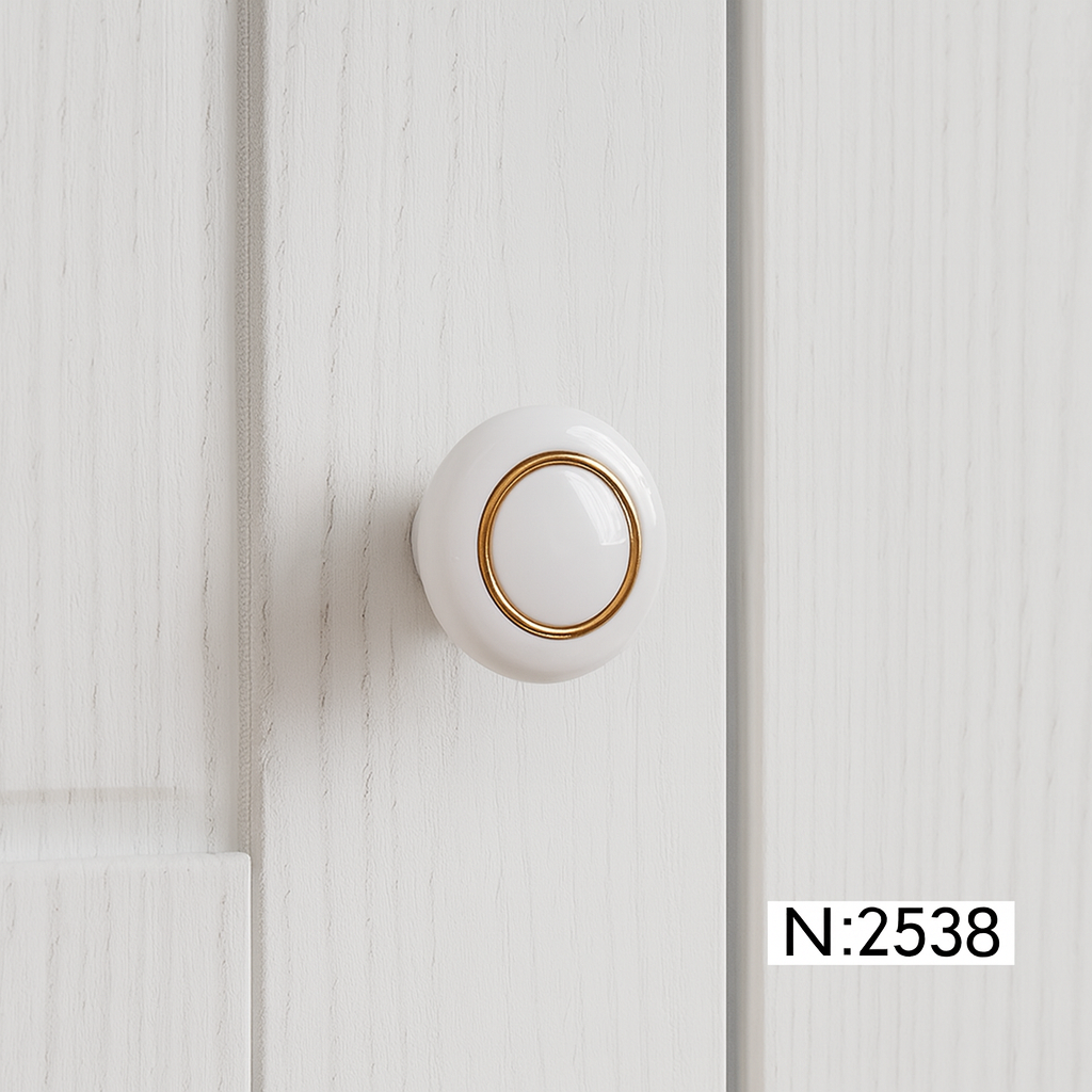 PUXADOR DE PLÁSTICO COR BRANCO COM ANEL DOURADO  4 X 2,5