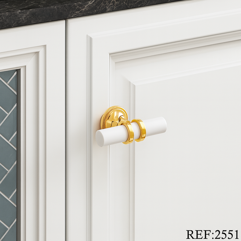 PUXADOR DE PLÁSTICO TUBO BRANCO C 1 PÉ DOURADO 5X 3,5 CM