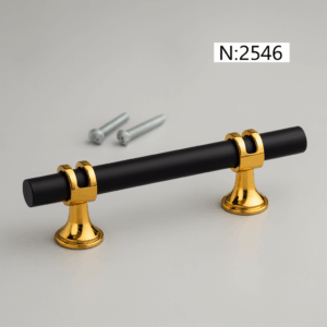 PUXADOR DE PLÁSTICO TUBO PRETO C 2 PÉ DOURADO  15X3,5 CM