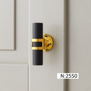 PUXADOR DE PLÁSTICO TUBO PRETO C 1 PÉ DOURADO 5X 3,5 CM