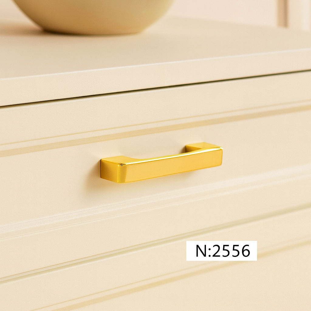 PUXADOR DE PLÁSTICO PUNHO DOURADO  10,5 X 2,3