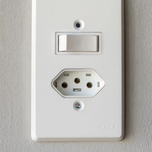 INTERRUPTOR SIMPLES 6A + TOMADA COM ESPELHO 10A 250V